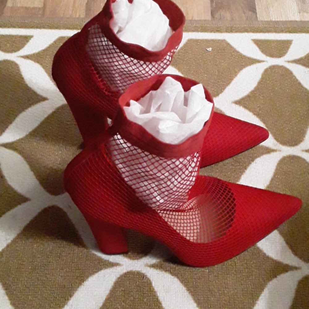 Red   heel pumps